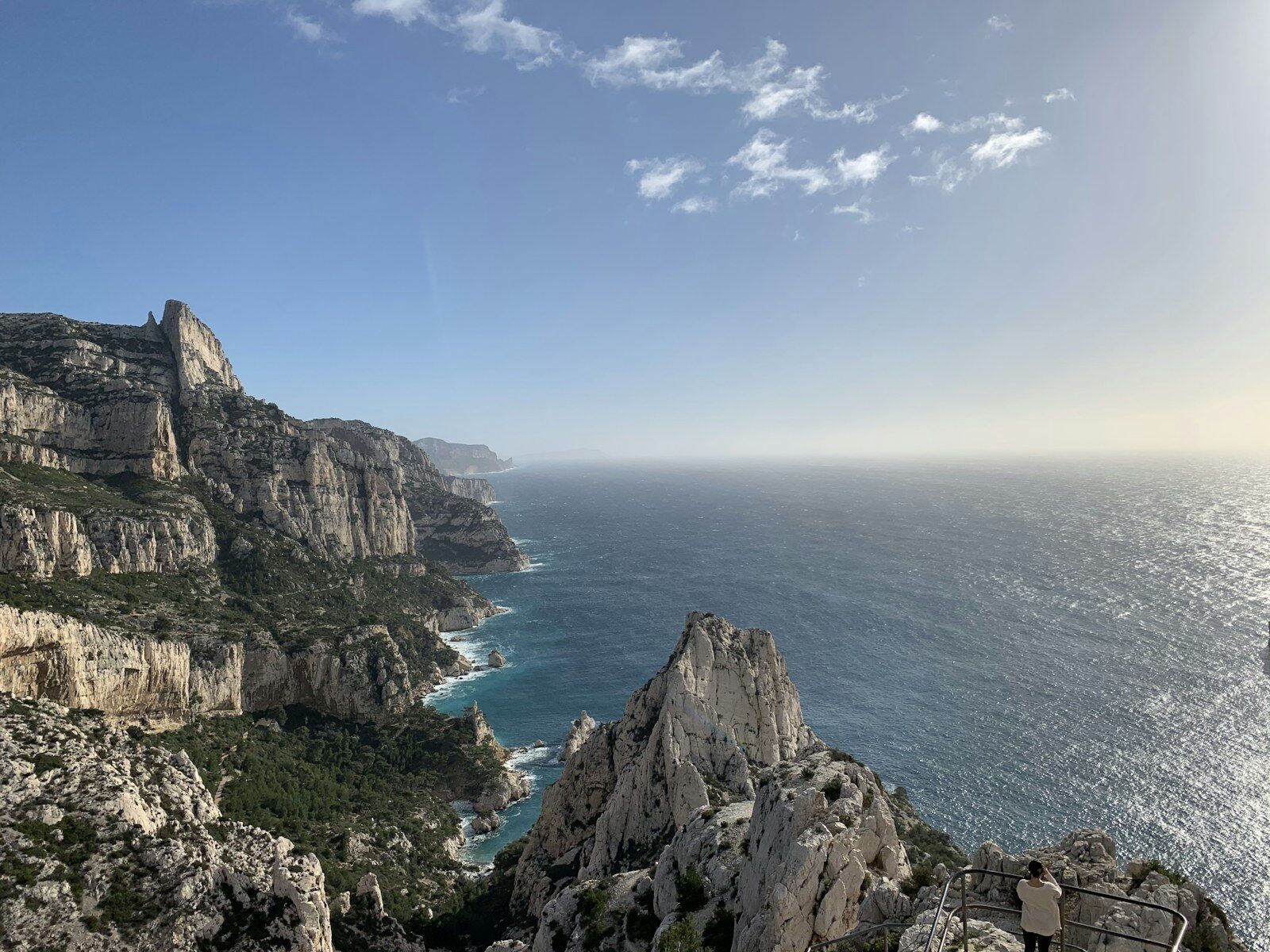 Falaises blanches et mer turquoise dans les Calanques de Marseille
